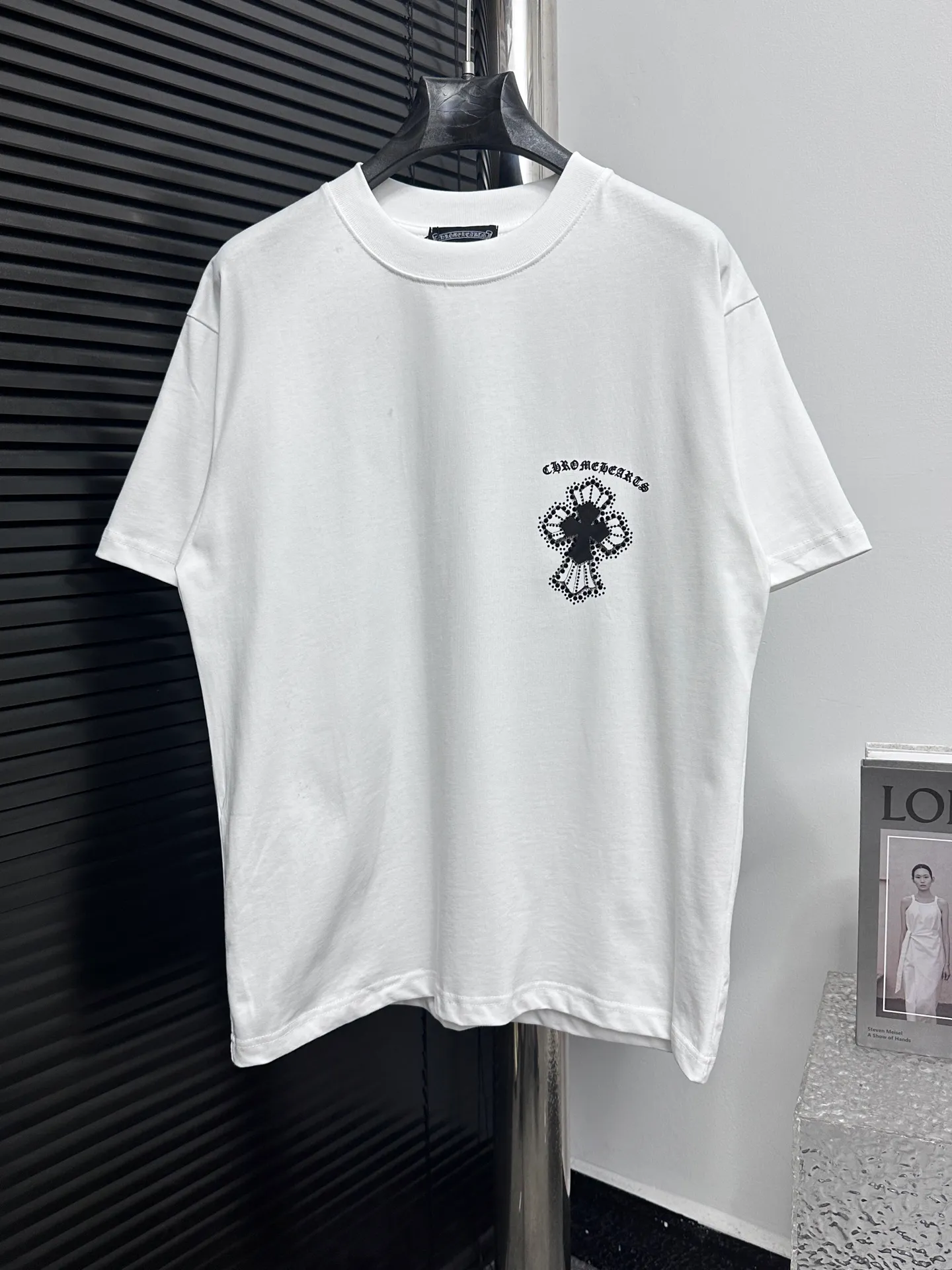🅿️190 [ChromeHearts] ChromeHearts 25ss round neck T-shirt Original fabric Official same style Short-sleeved T-shirt Customized 260g same vat dyed fabric Very comfortable to the touch Latest brick cabinet synchronization for spring and summer Fashionable and personalized Super versatile and good-looking Very suitable for both men and women A must-have item Tag Collar label Washed wheat Complete with three standards Color: Black White Size: XS-L